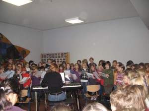 Schulchor bei der Weihnachtsfeier 2009